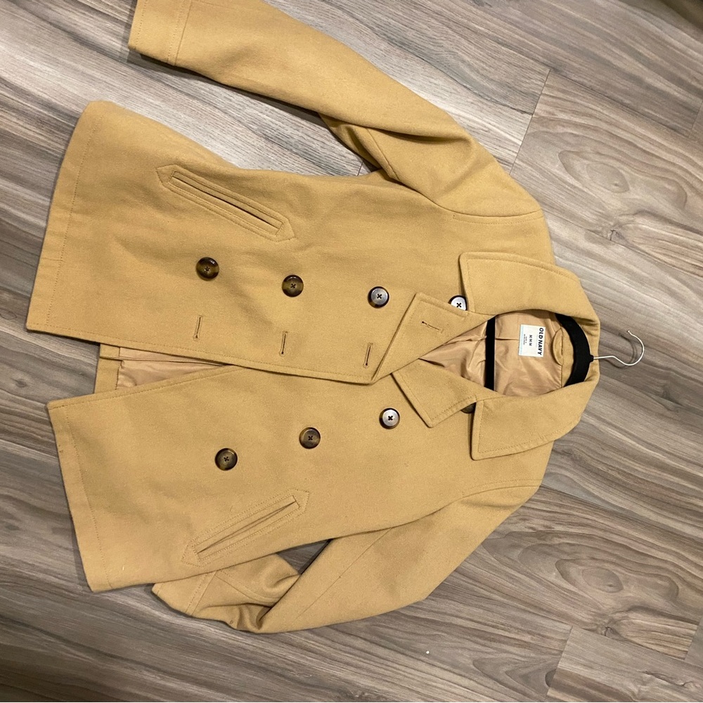 Old Navy Coat size Medium in color Tan in Good condition